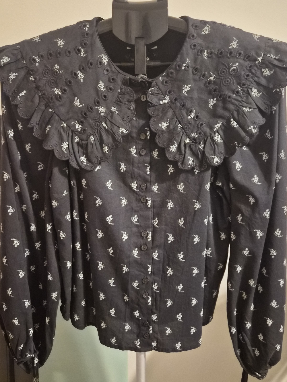 Universal Thread Black Floral Eyelet Ruffle Statement Collar Blouse S NWT